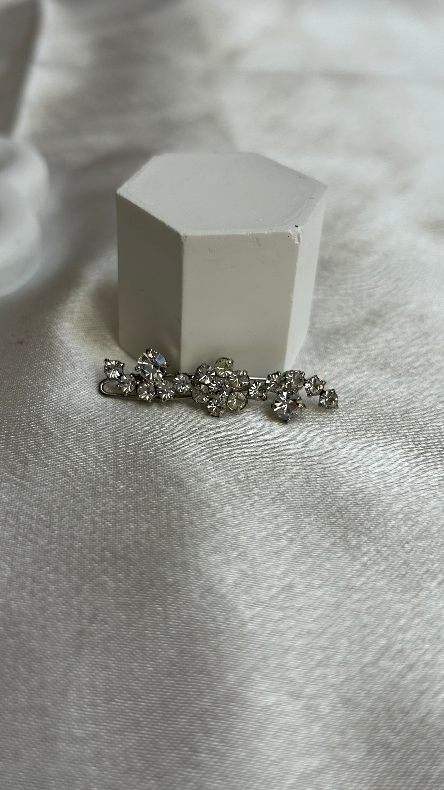 Broche vintage argenté et strass fleur