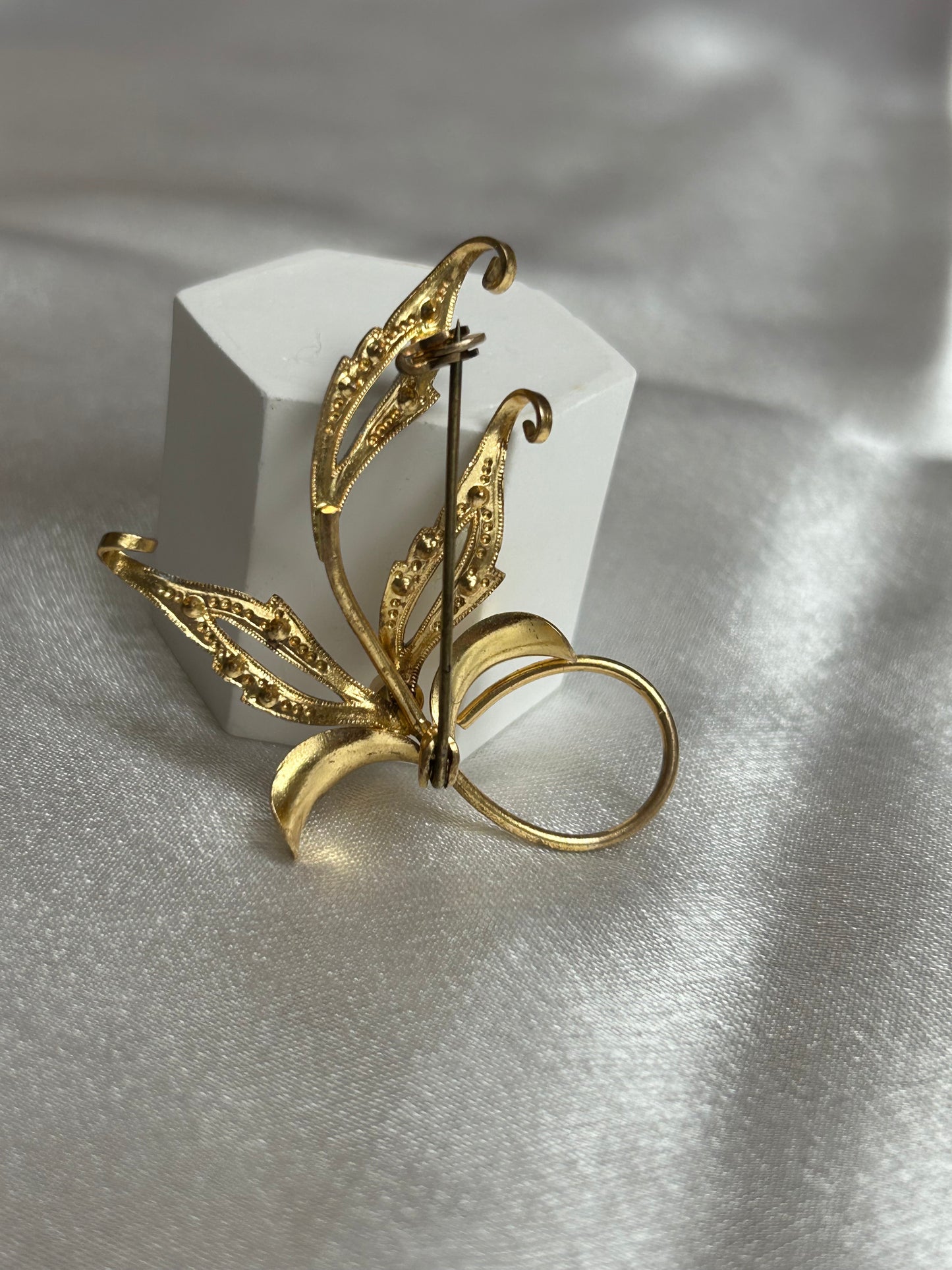 Broche vintage doré et argenté feuille et perle