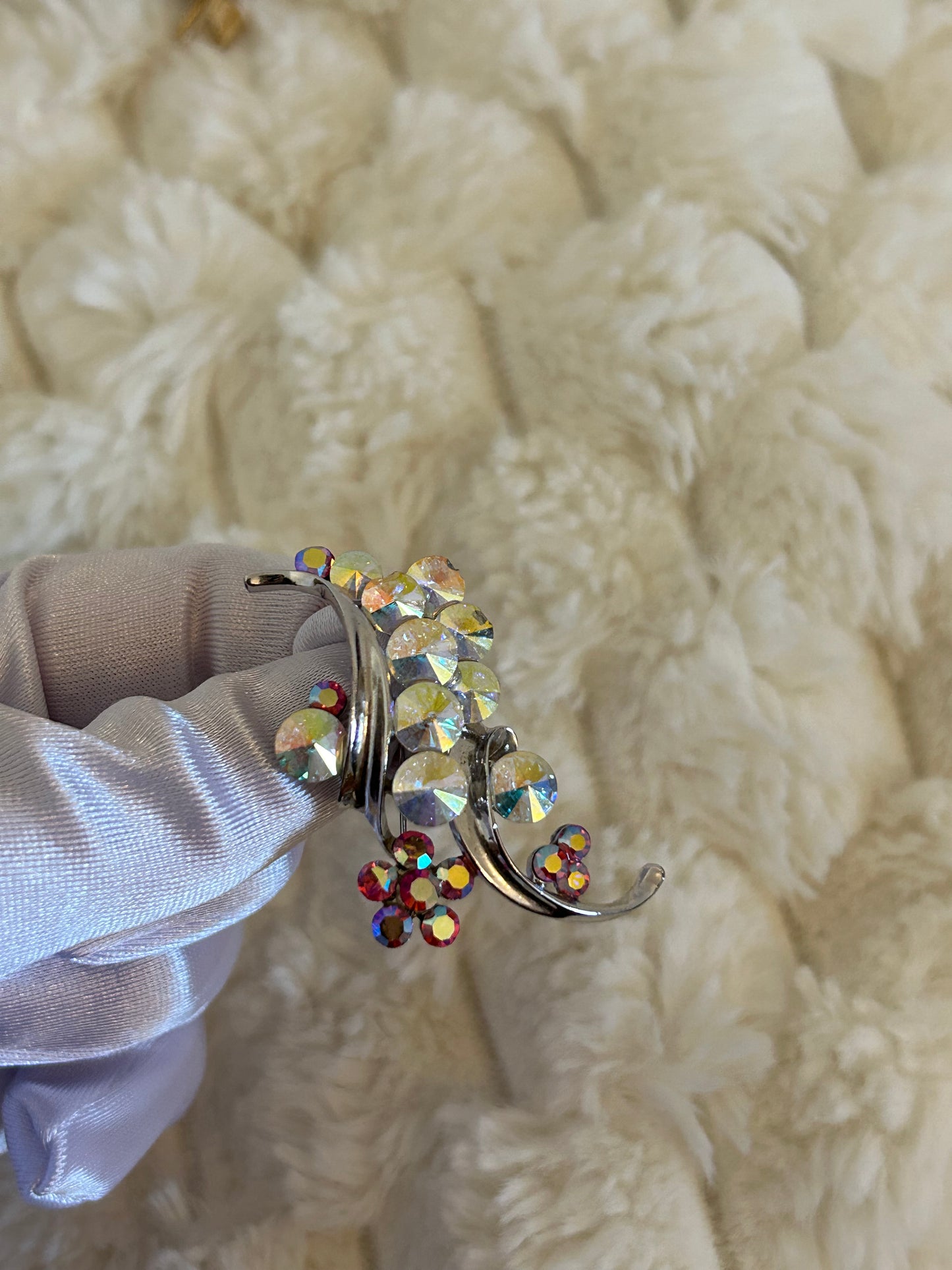 Splendide broche en fantaisie argenté et rose scintillantes