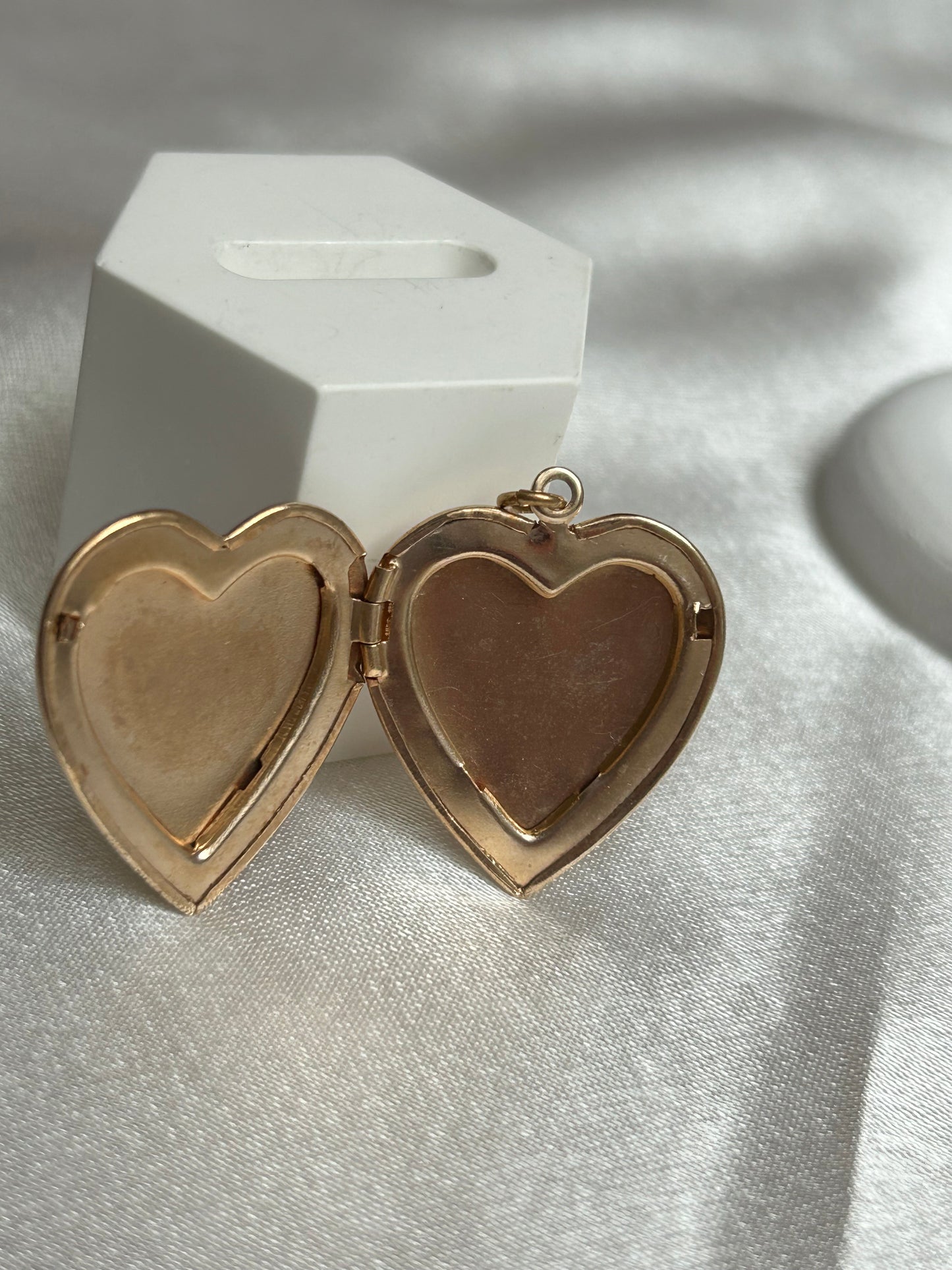 Pendentif vintage doré et nacré modèle cœur qui s’ouvre