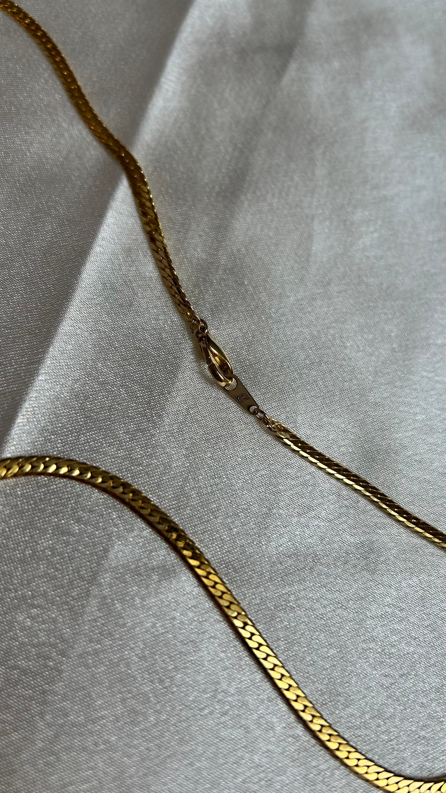 Collier doré et strass vintage signé D