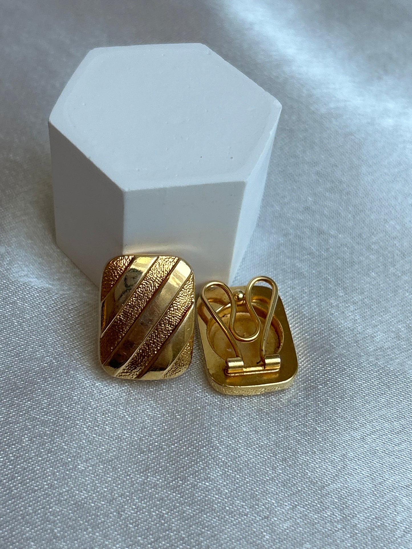 Puces d’oreilles en plaqué or modèle rectangle