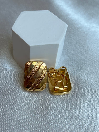 Puces d’oreilles en plaqué or modèle rectangle