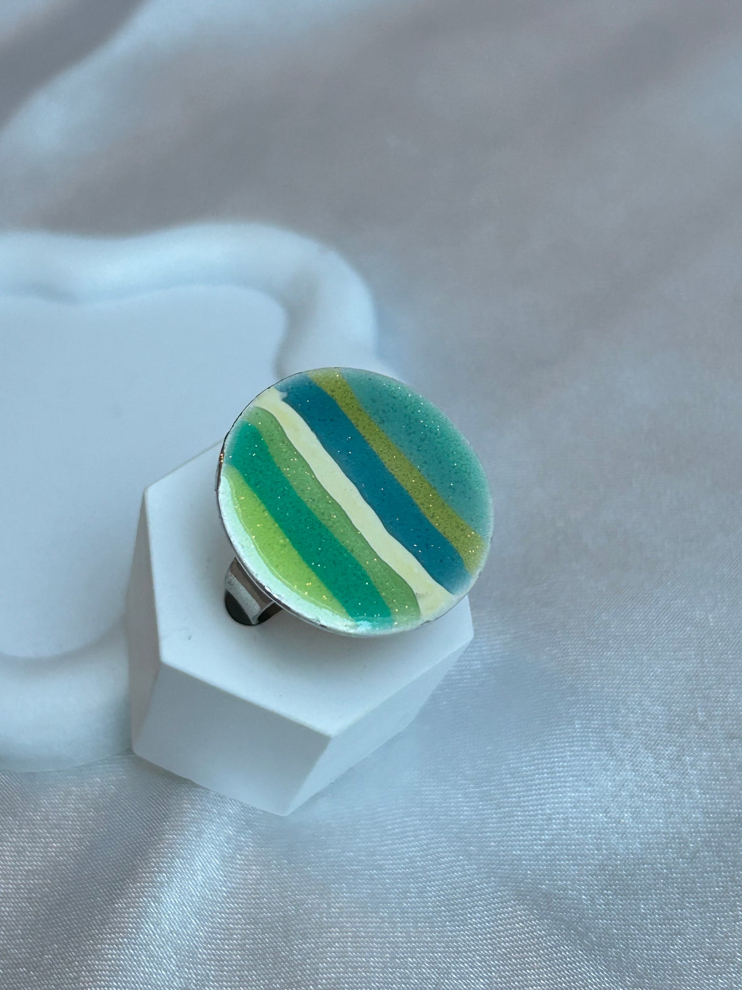 Bague vintage taille ajustable argenté et nuances de verts