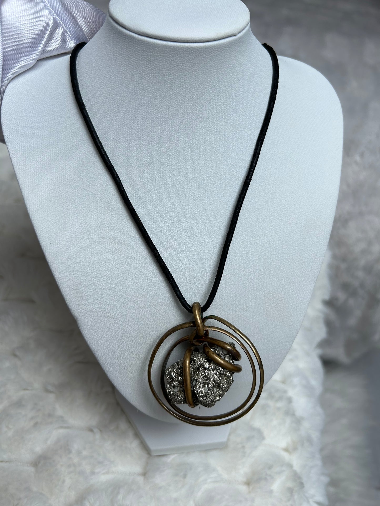 Jolie collier vintage assez atypique noir et pierre argenté