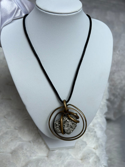 Jolie collier vintage assez atypique noir et pierre argenté