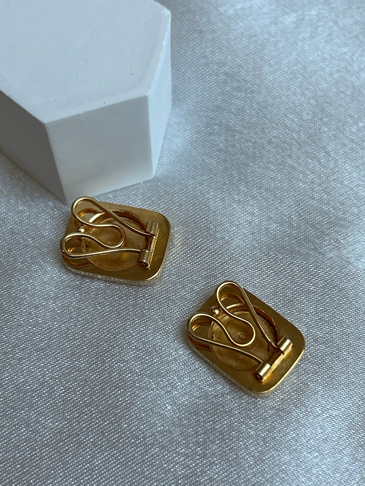 Puces d’oreilles en plaqué or modèle rectangle