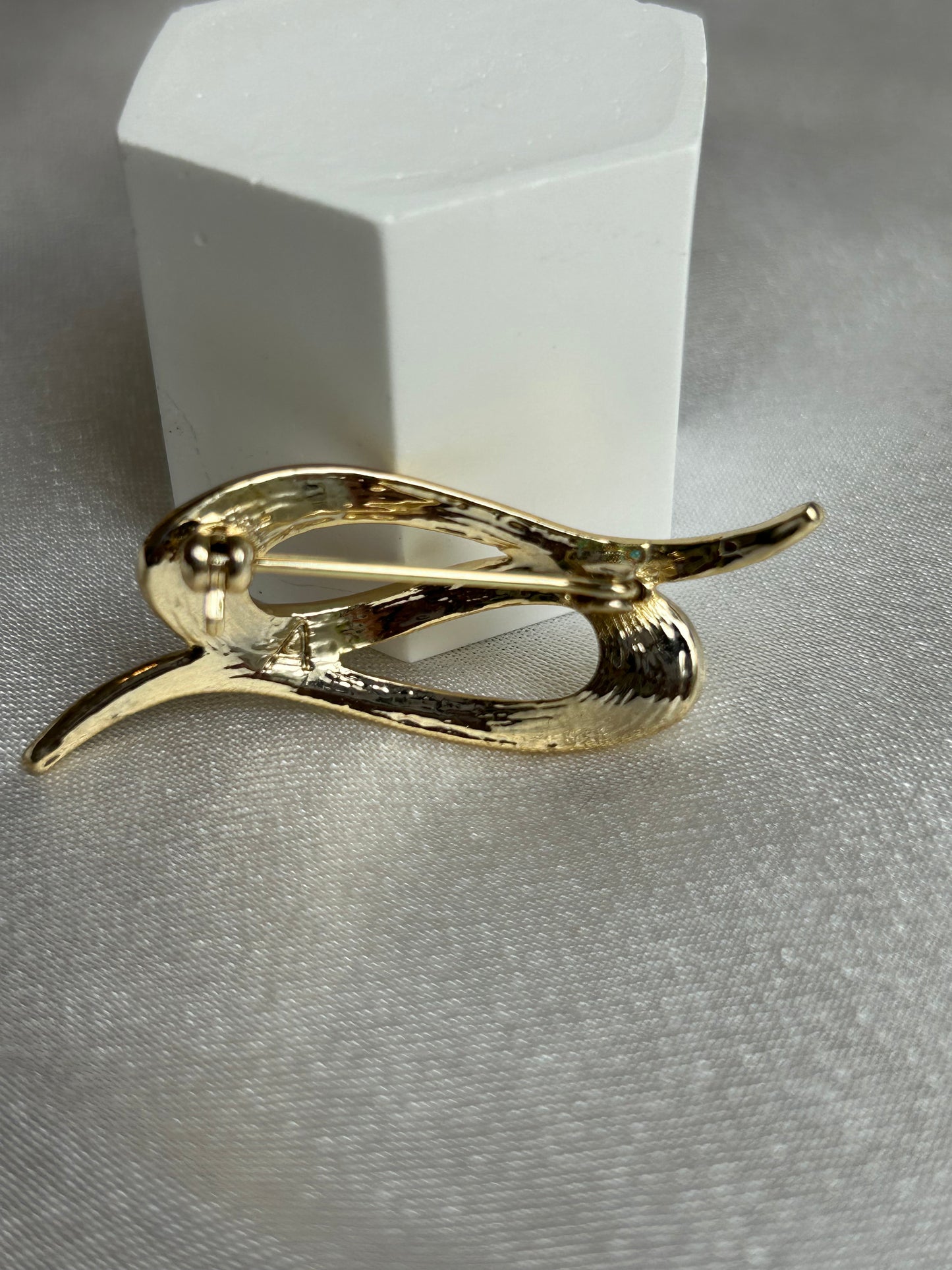 Broche vintage doré et strass signée « A »