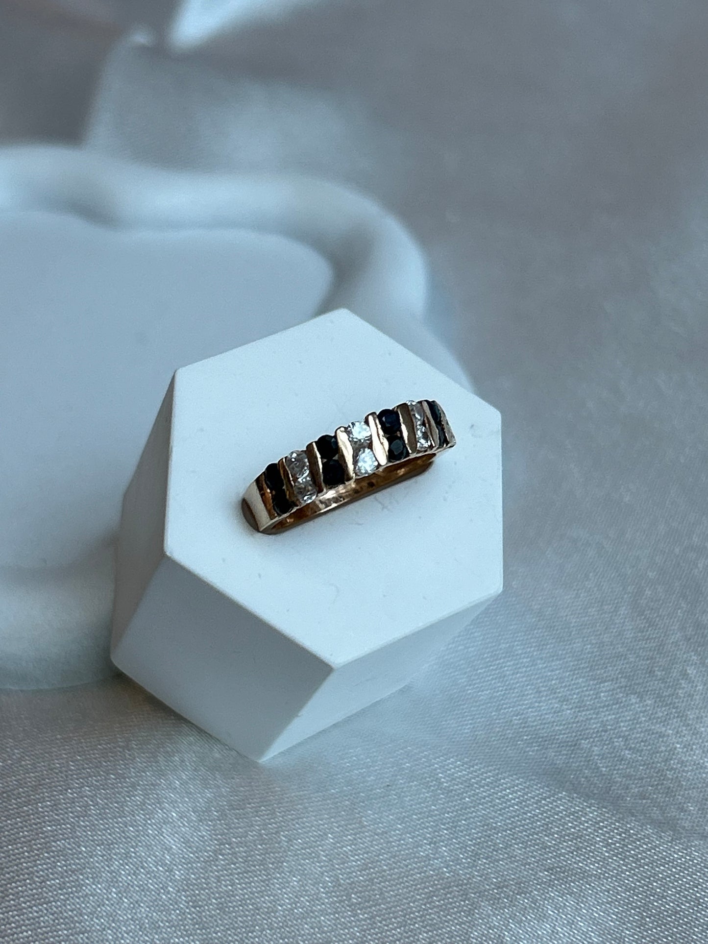 Bague en plaqué or taille 51 et pierre bleu nuit et transparente