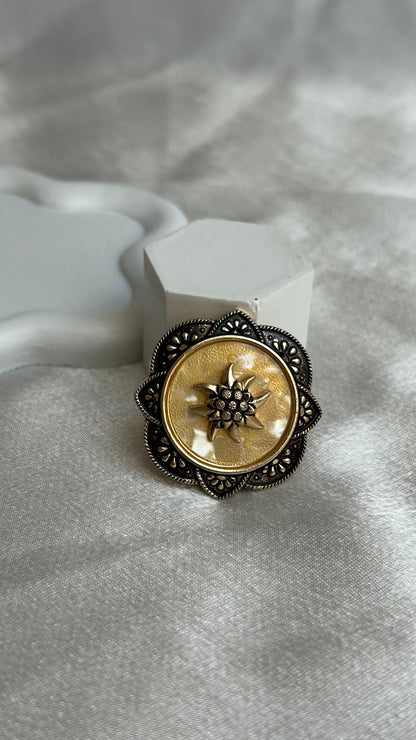 Broche dorée à fleurs style bronze