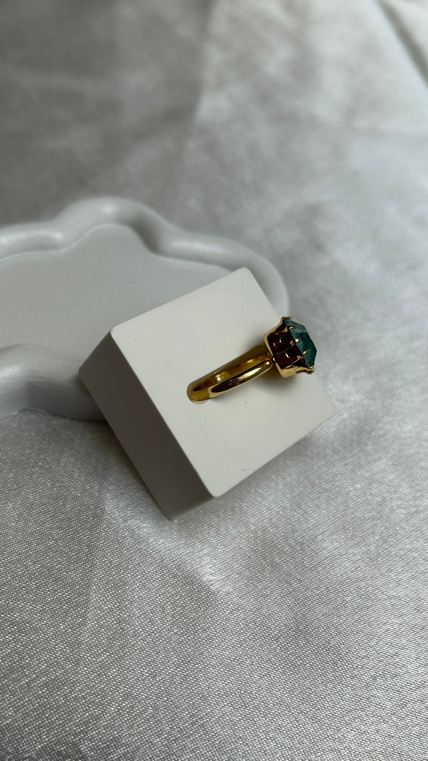 Bague doré et gros strass rouge ajustable