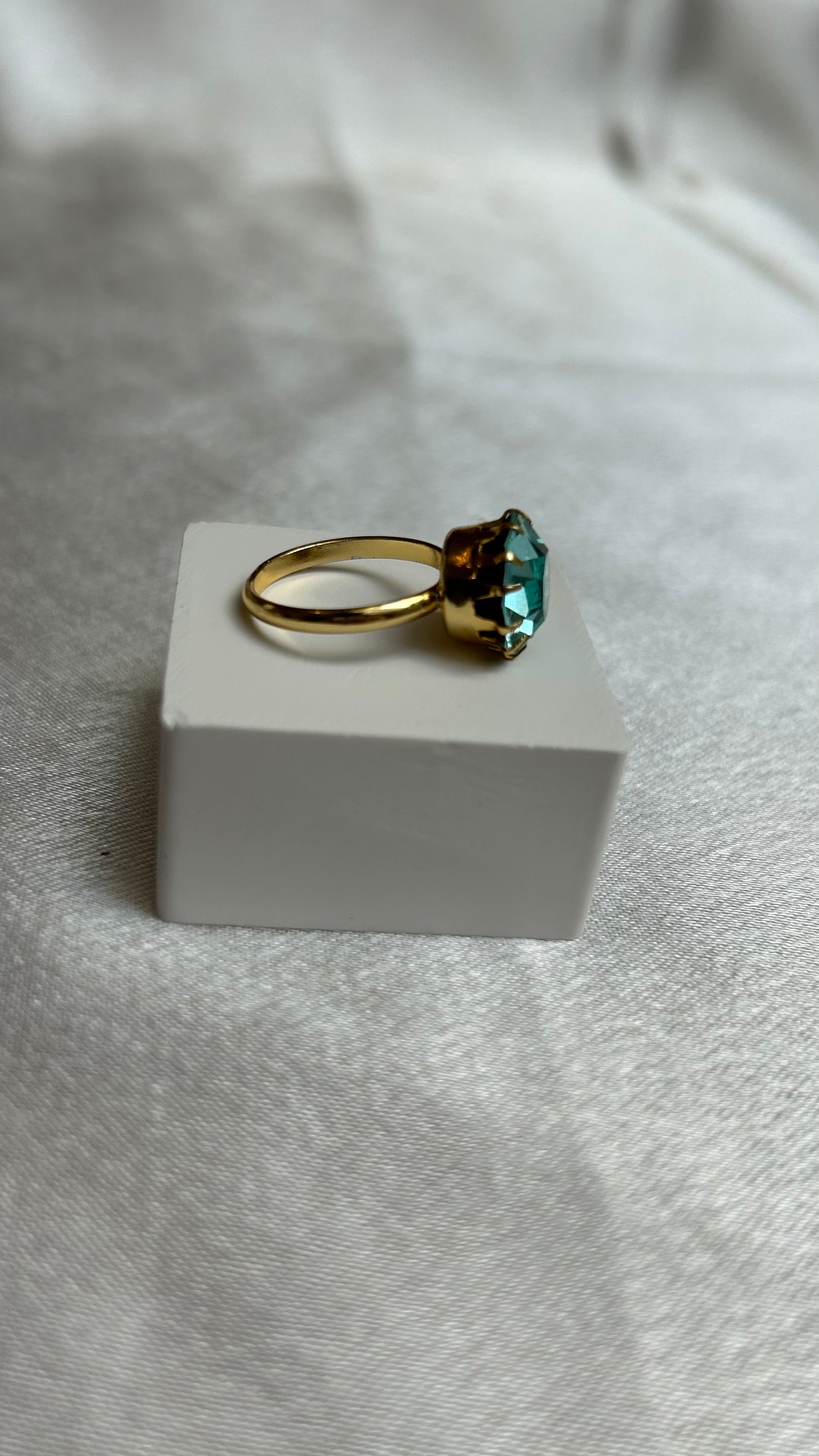 Bague doré et gros strass rouge ajustable