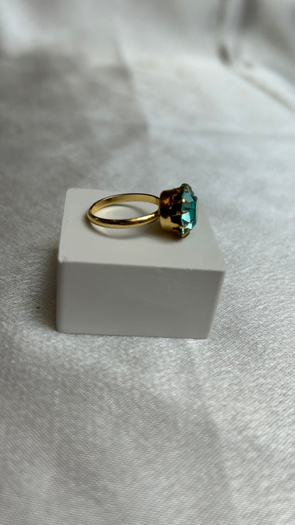 Bague doré et gros strass rouge ajustable