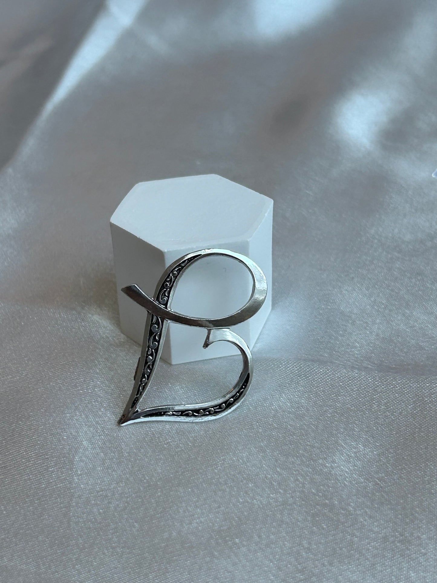 Broche vintage argenté lettre « B »