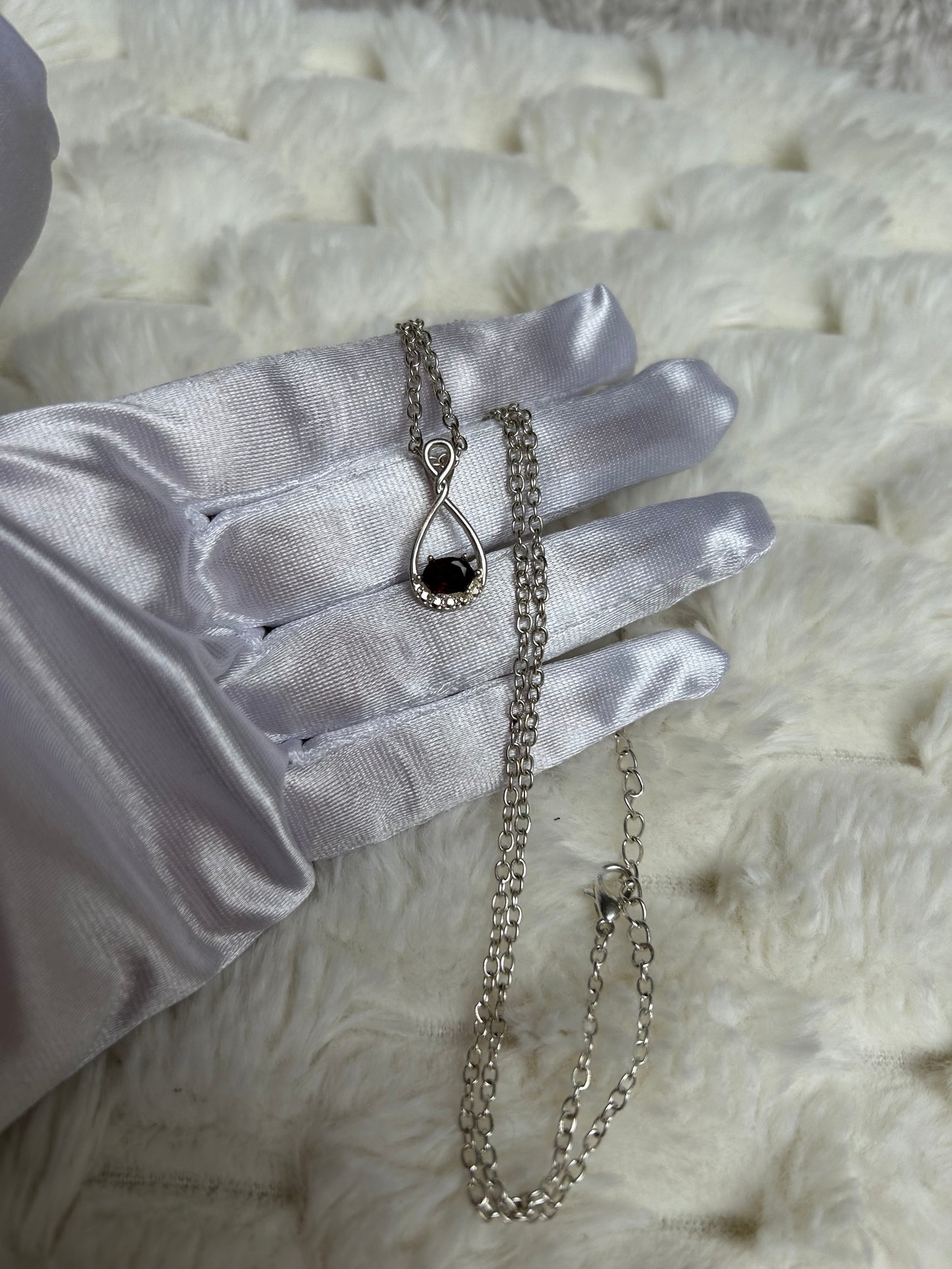 Jolie collier argenté avec pendentif goutte strass argenté