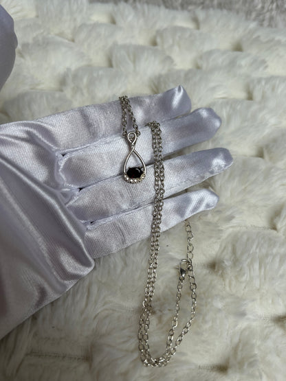 Jolie collier argenté avec pendentif goutte strass argenté