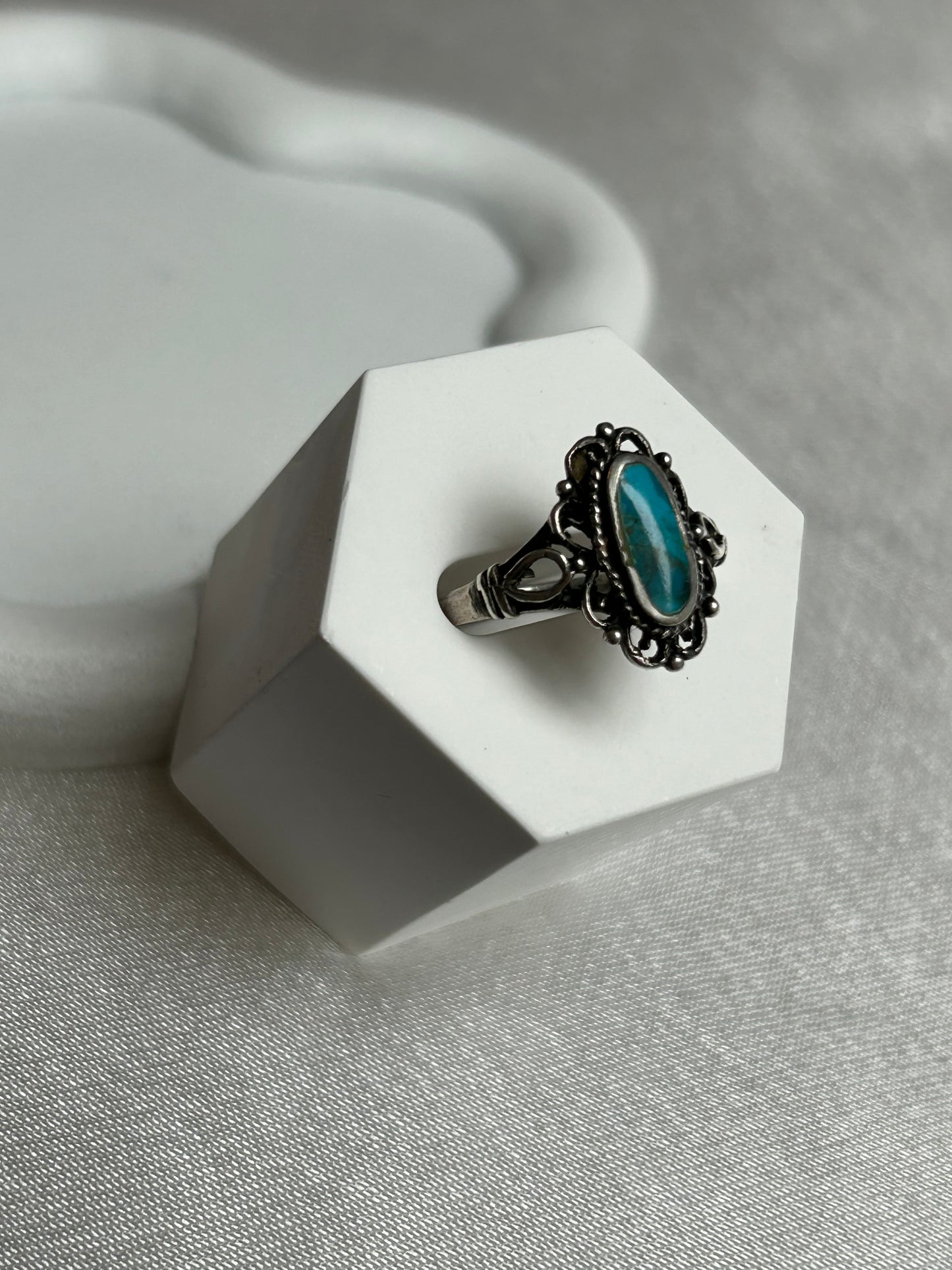 Bague vintage en argent et motifs avec pierre couleur turquoise taille 57