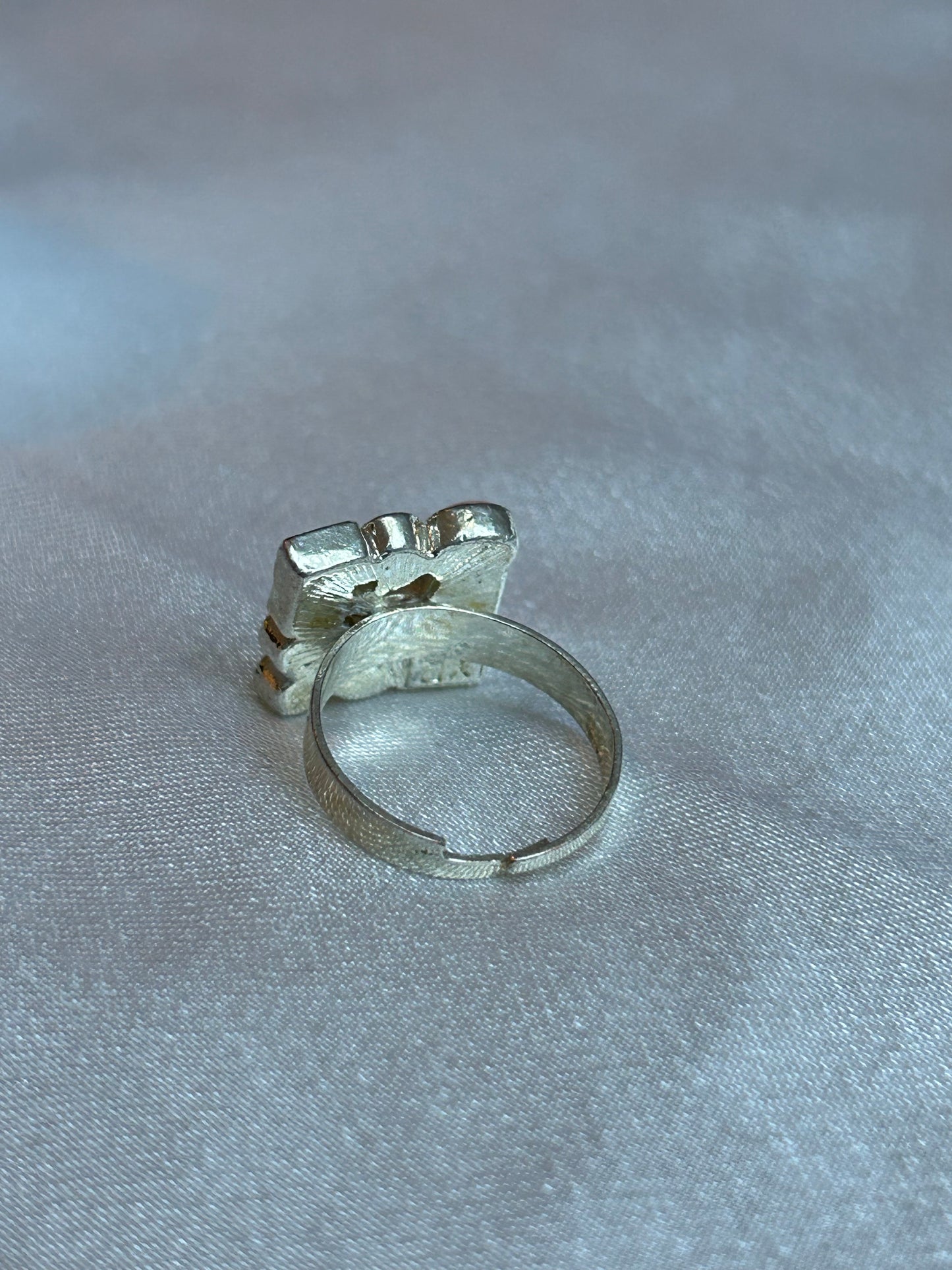 Bague argenté vintage taille ajustable et pierre roses