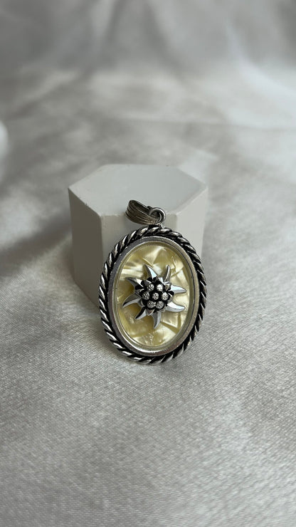 Pendentif vintage argenté fleur