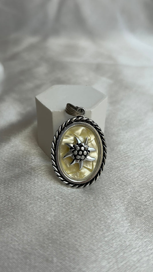 Pendentif vintage argenté fleur