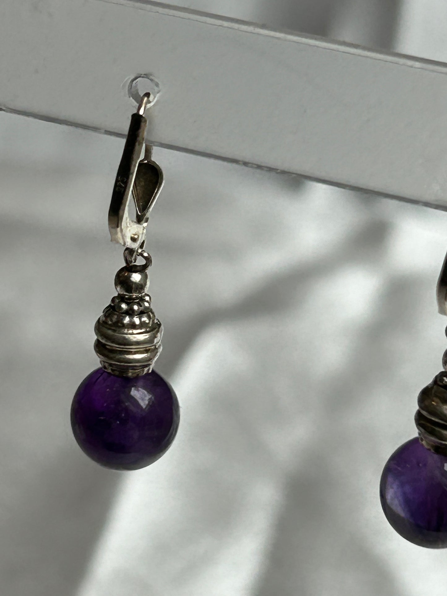 Boucles d’oreilles pendantes style dormeuse en argent et pierre violettes