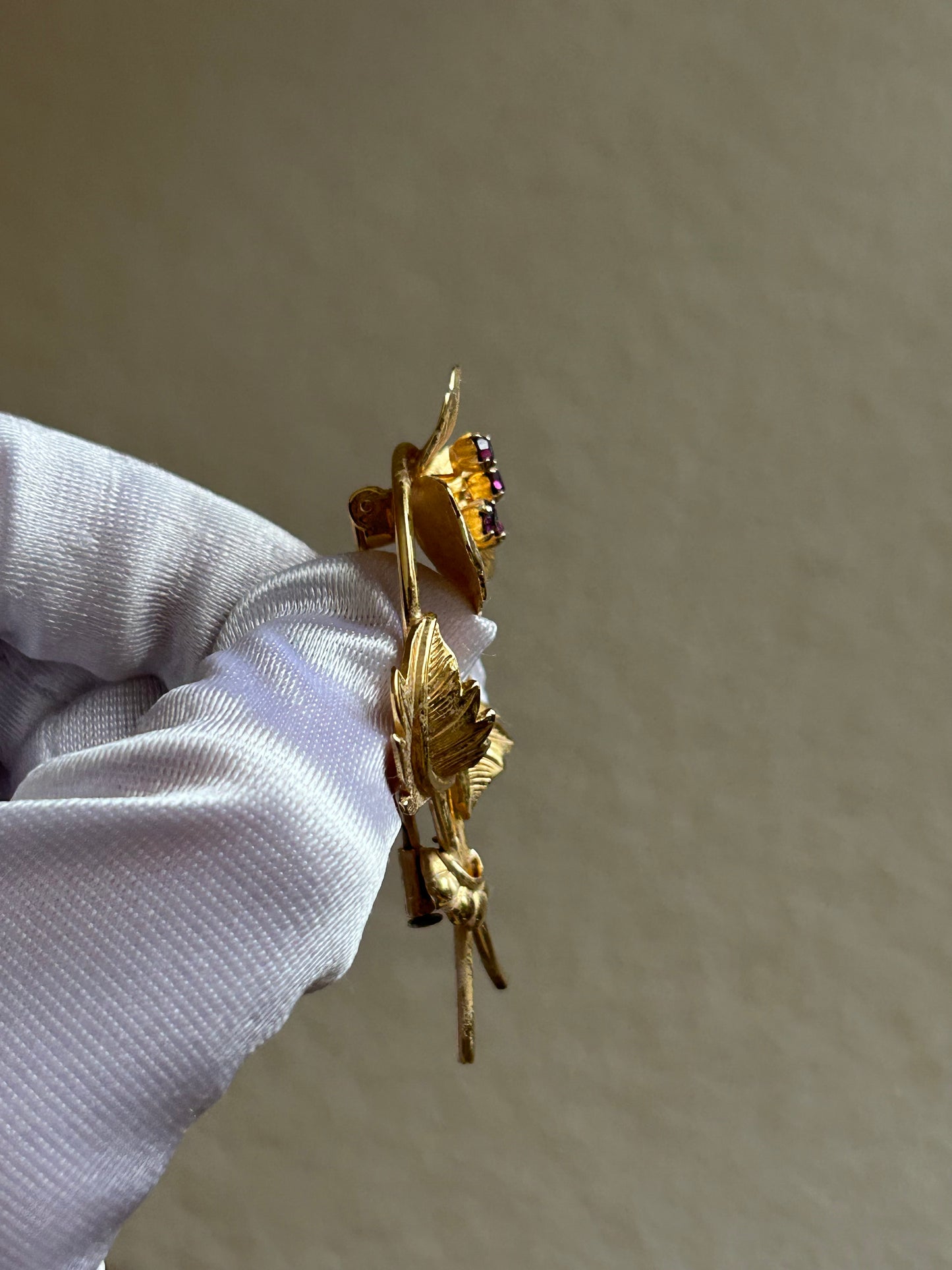 Broche doré en plaqué or modèle fleur et strass violets