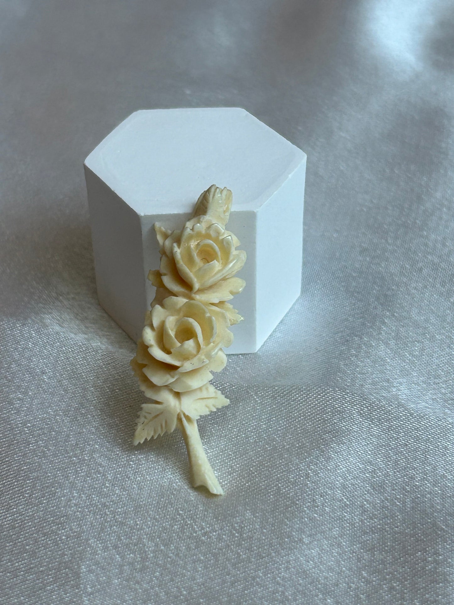 Broche vintage fleurs roses  beige doré