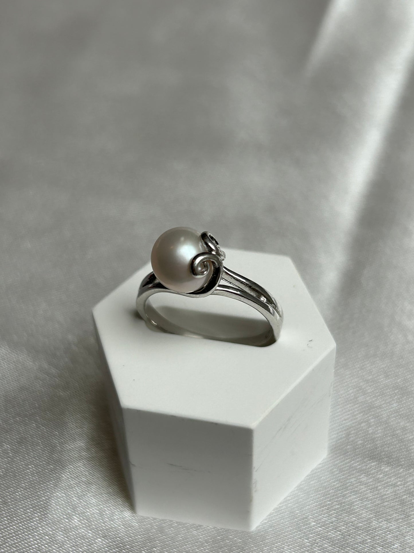 Bague en argent ornée d’une perle de culture taille 58