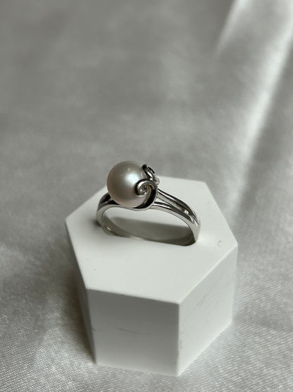Bague en argent ornée d’une perle de culture taille 58