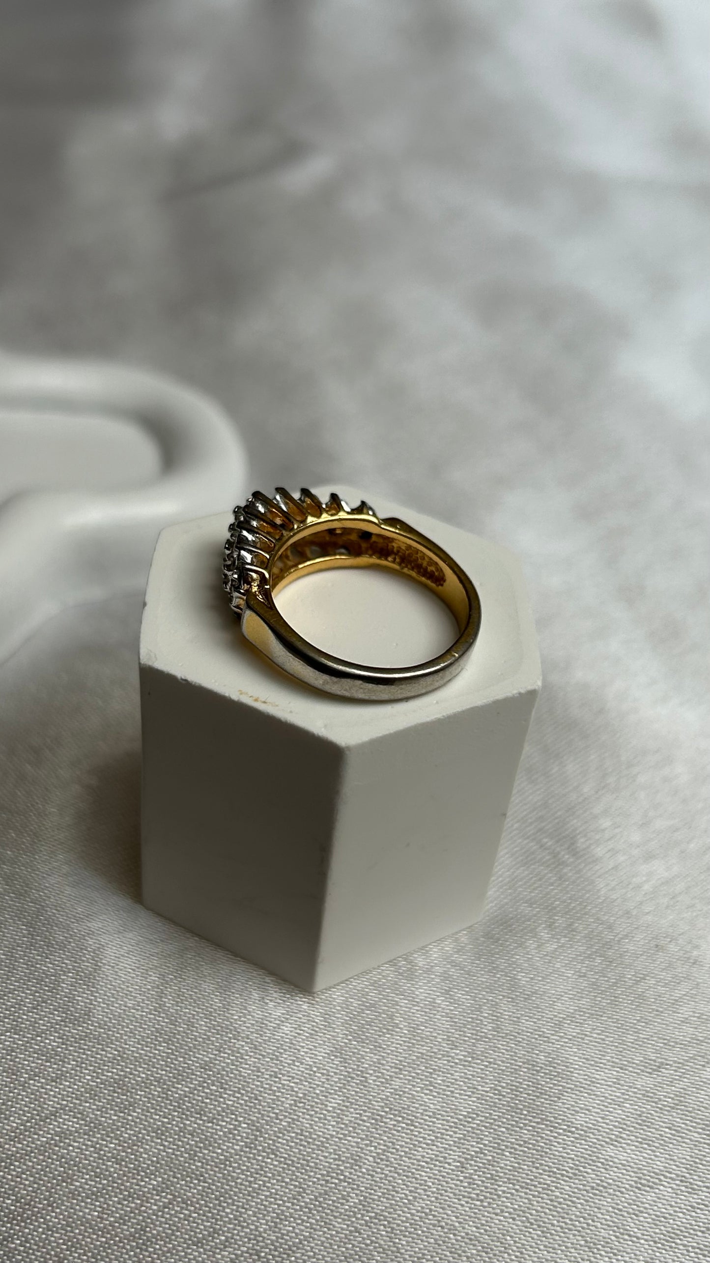 Bague vintage plaqué or et strass rouges et transparents taille 52