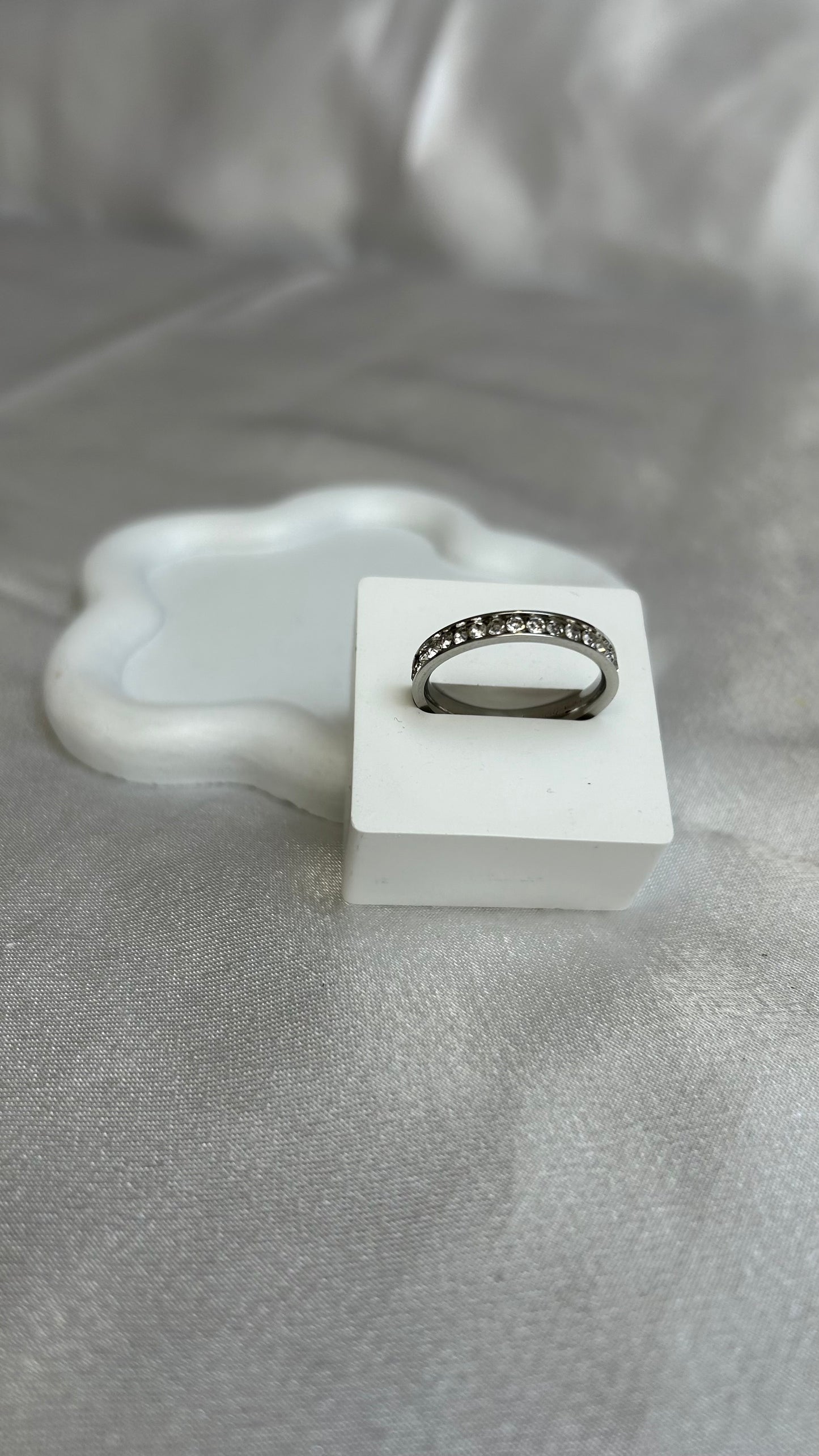 Bague vintage argenté et strass style alliance taille 58