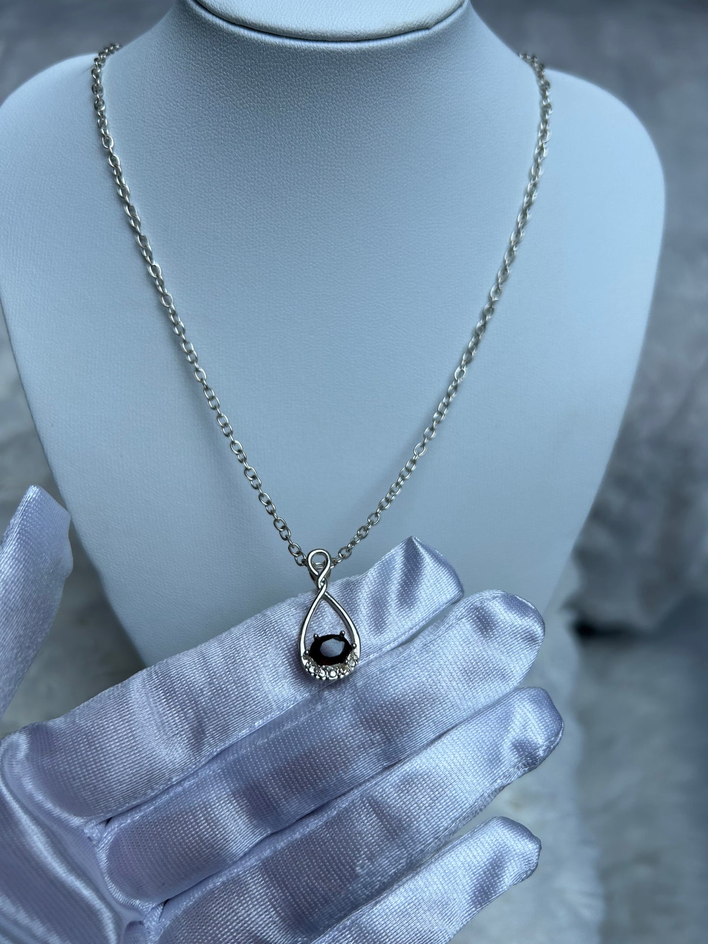 Jolie collier argenté avec pendentif goutte strass argenté