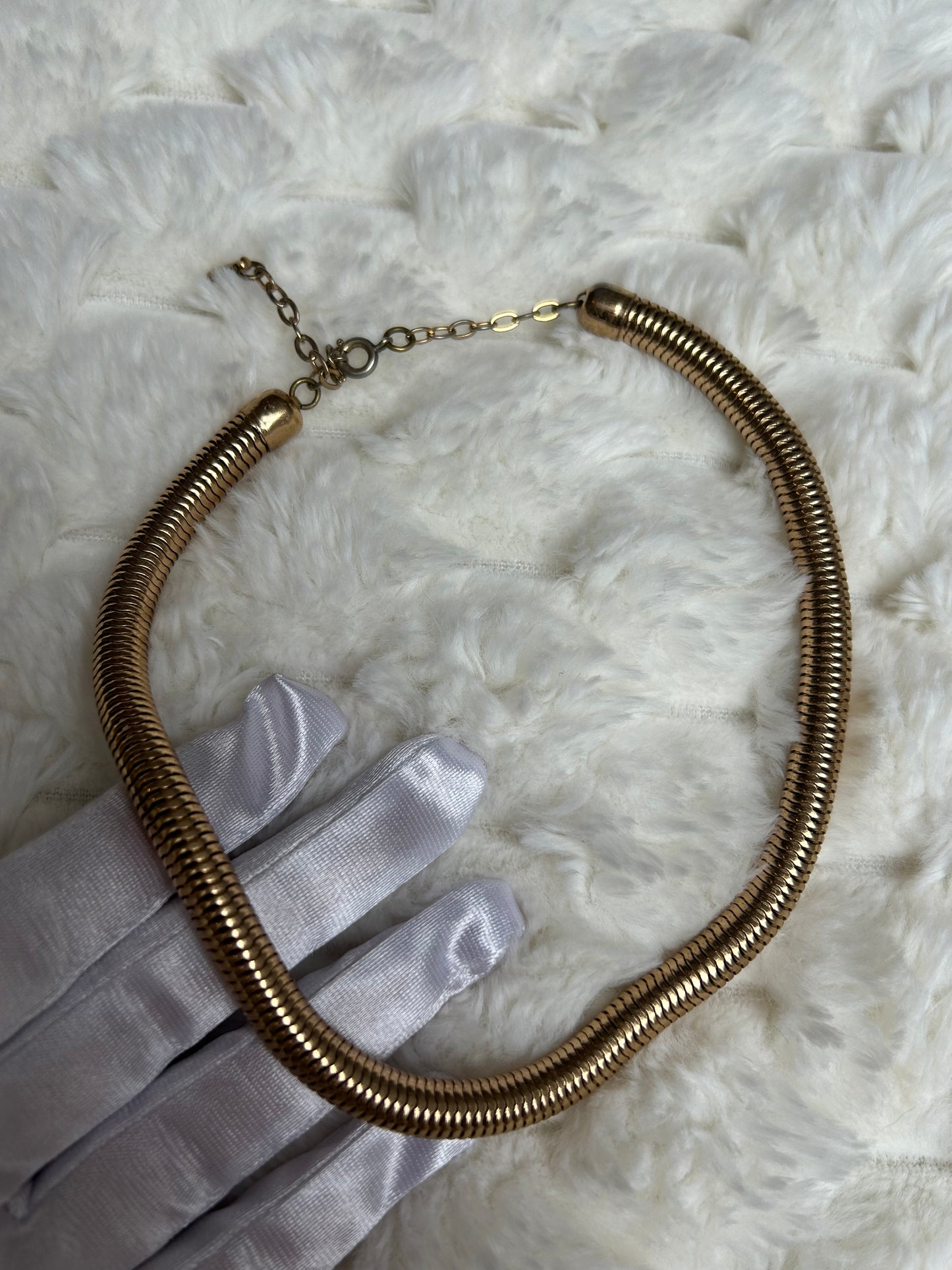 Jolie collier vintage doré ras de coup