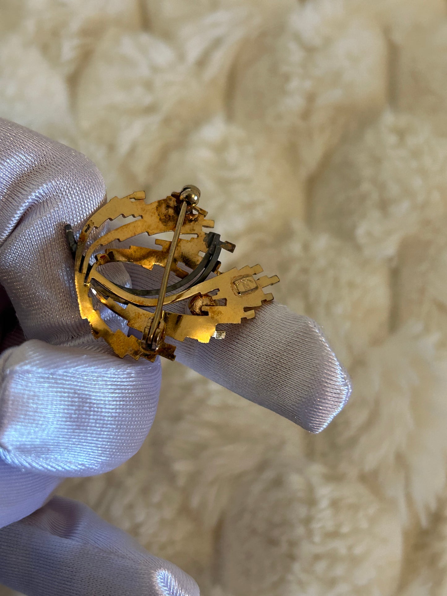 Jolie broche en plaqué or bicolore et perle modèle feuille doré