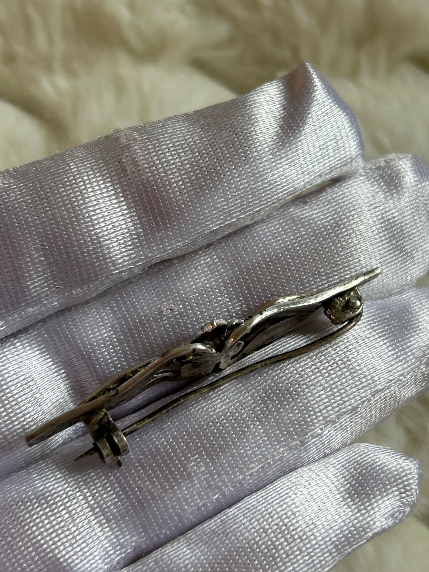 Broche en argent vintage et strass gris