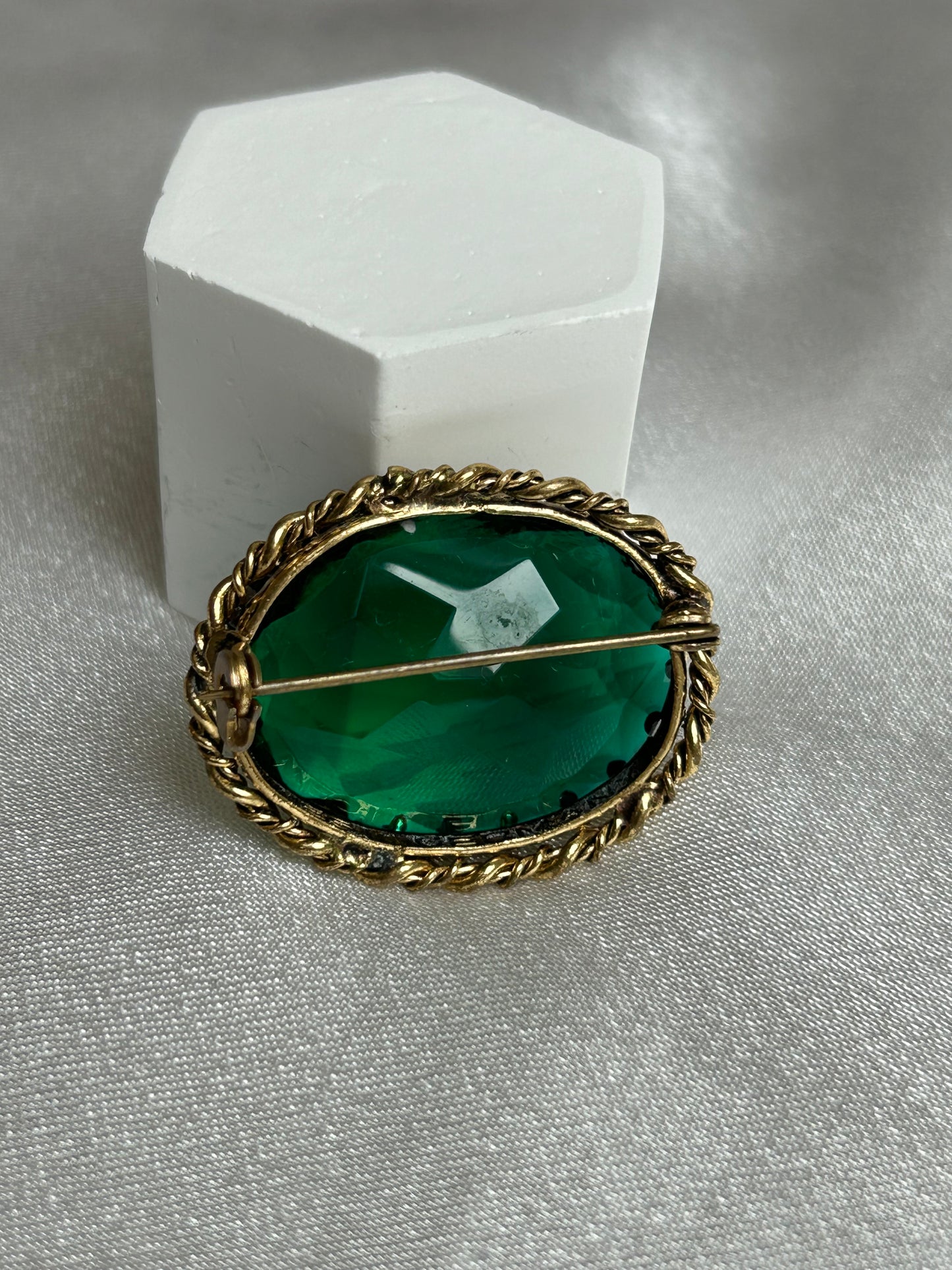 Broche vintage doré bronze et pierre verte
