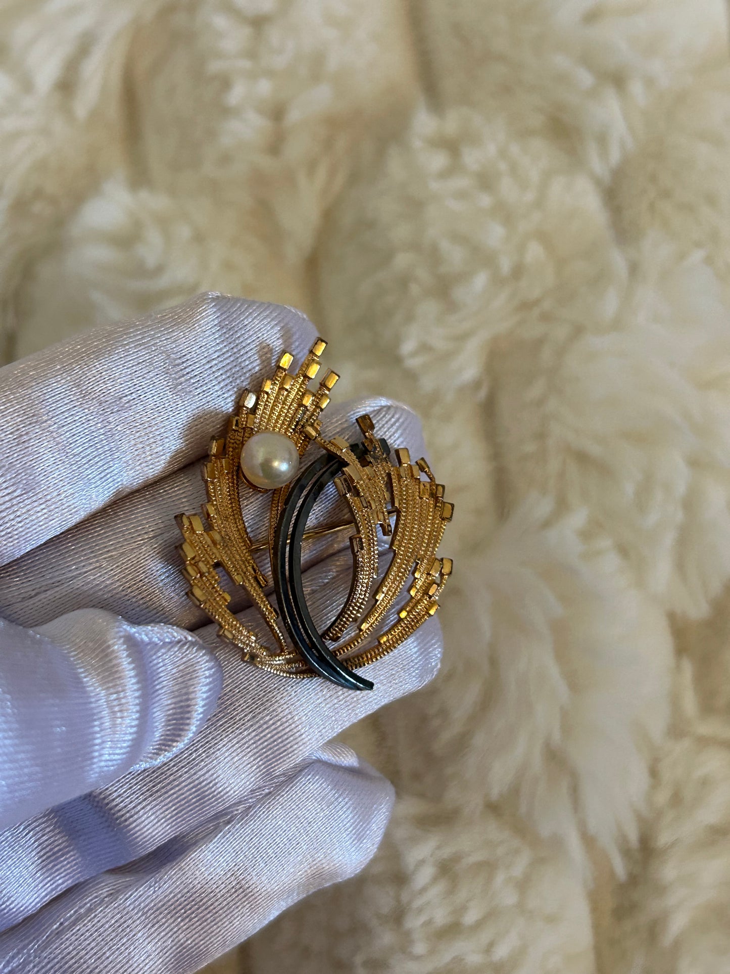 Jolie broche en plaqué or bicolore et perle modèle feuille doré