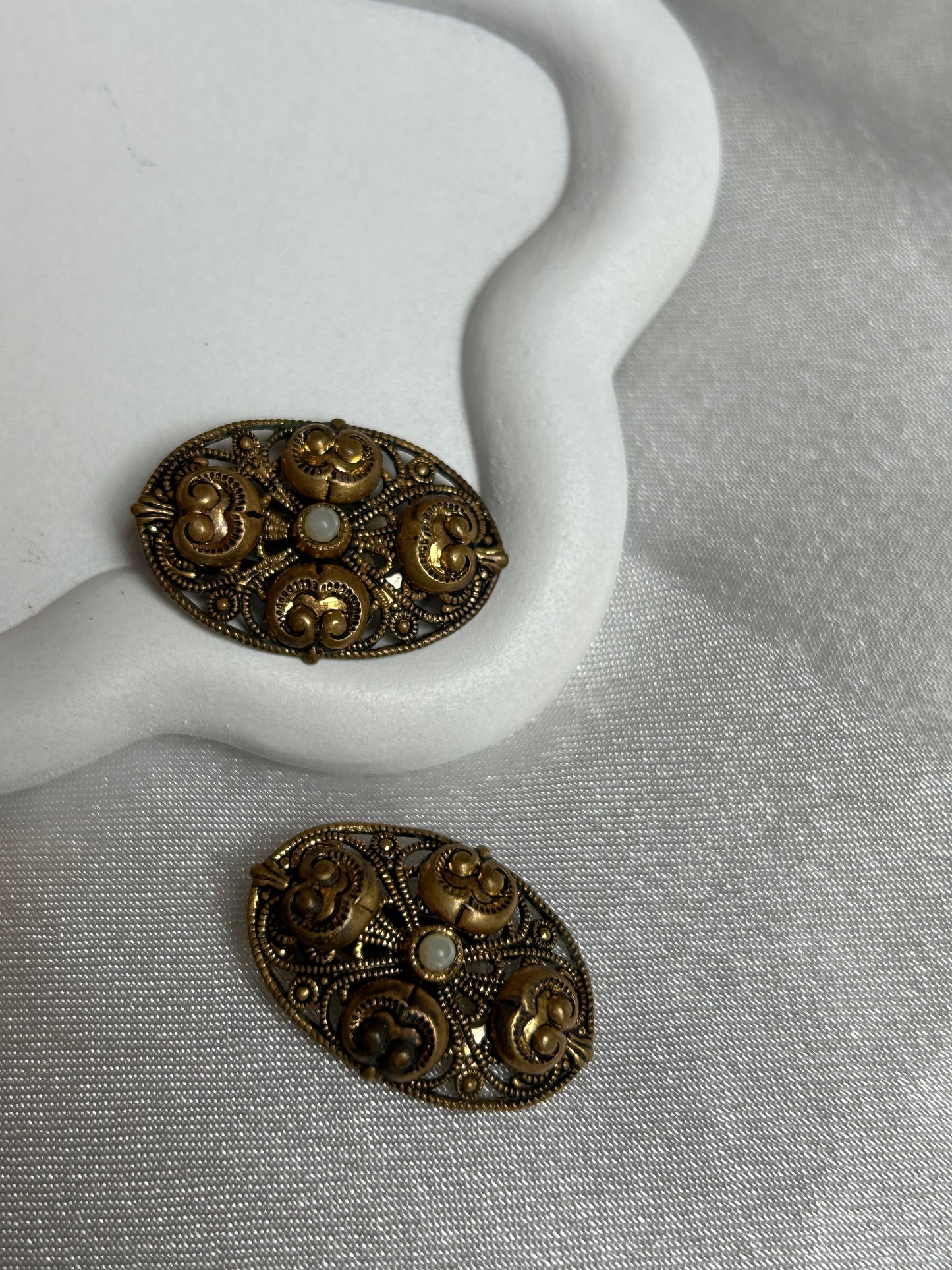 Boucles d’oreille pins vintage doré bronze