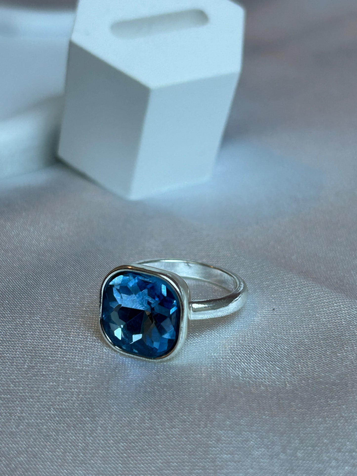 Bague de seconde main argenté et strass bleu taille 56