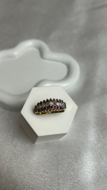 Bague vintage plaqué or et strass rouges et transparents taille 52