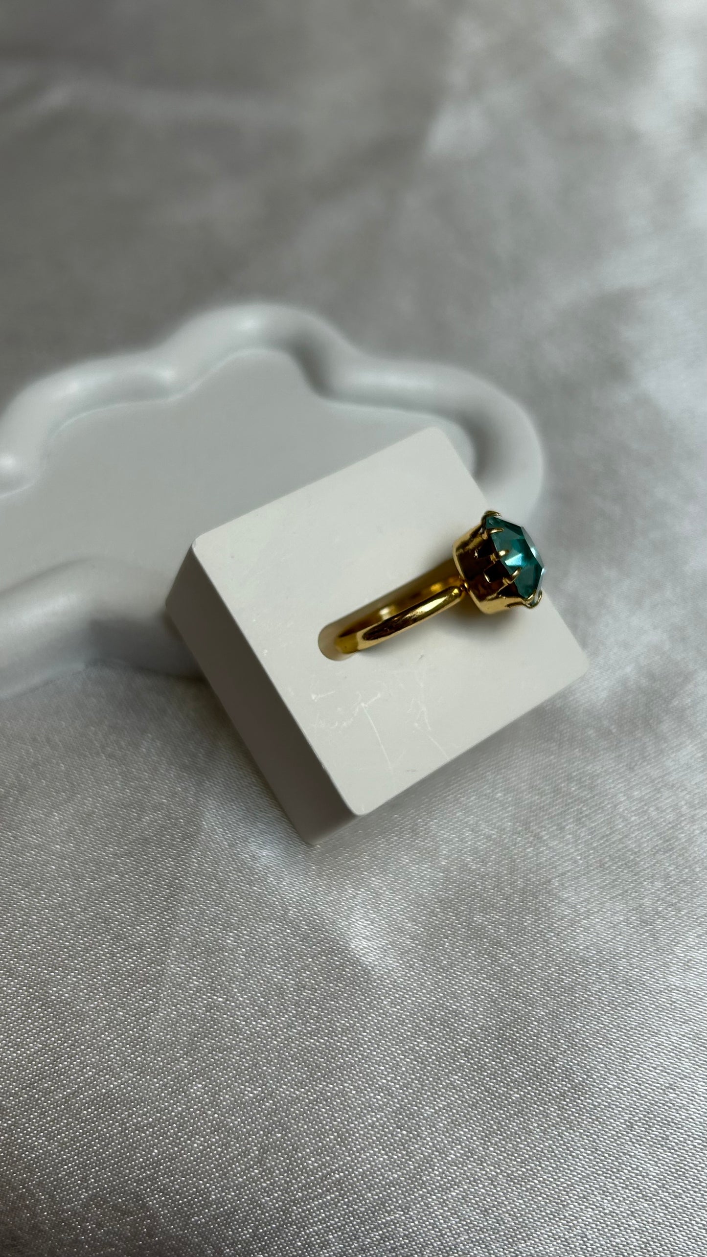 Bague doré et gros strass rouge ajustable