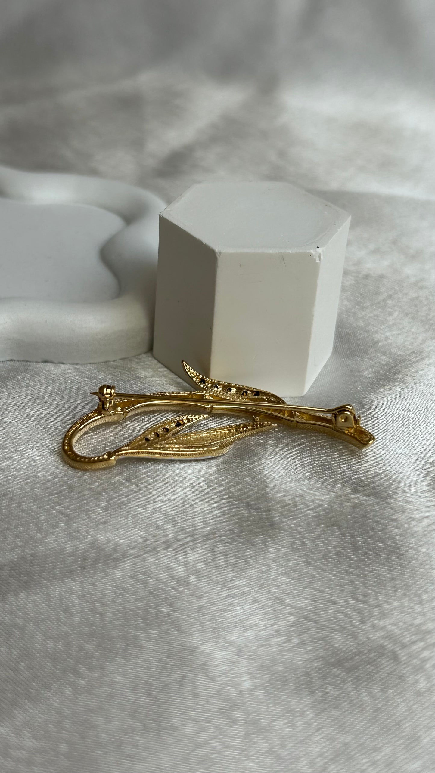 Broche feuille d’arbre et strass en plaqué or