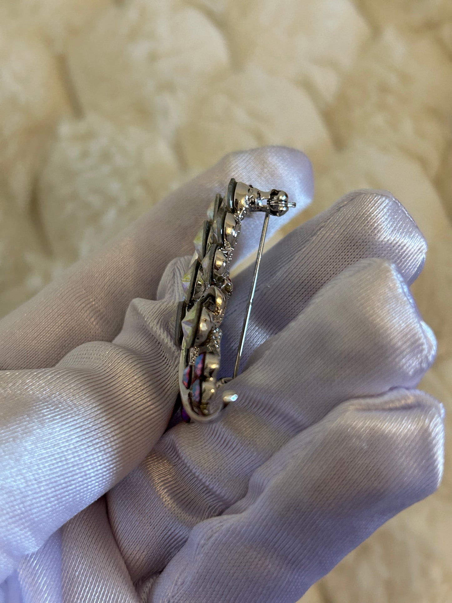 Splendide broche en fantaisie argenté et rose scintillantes