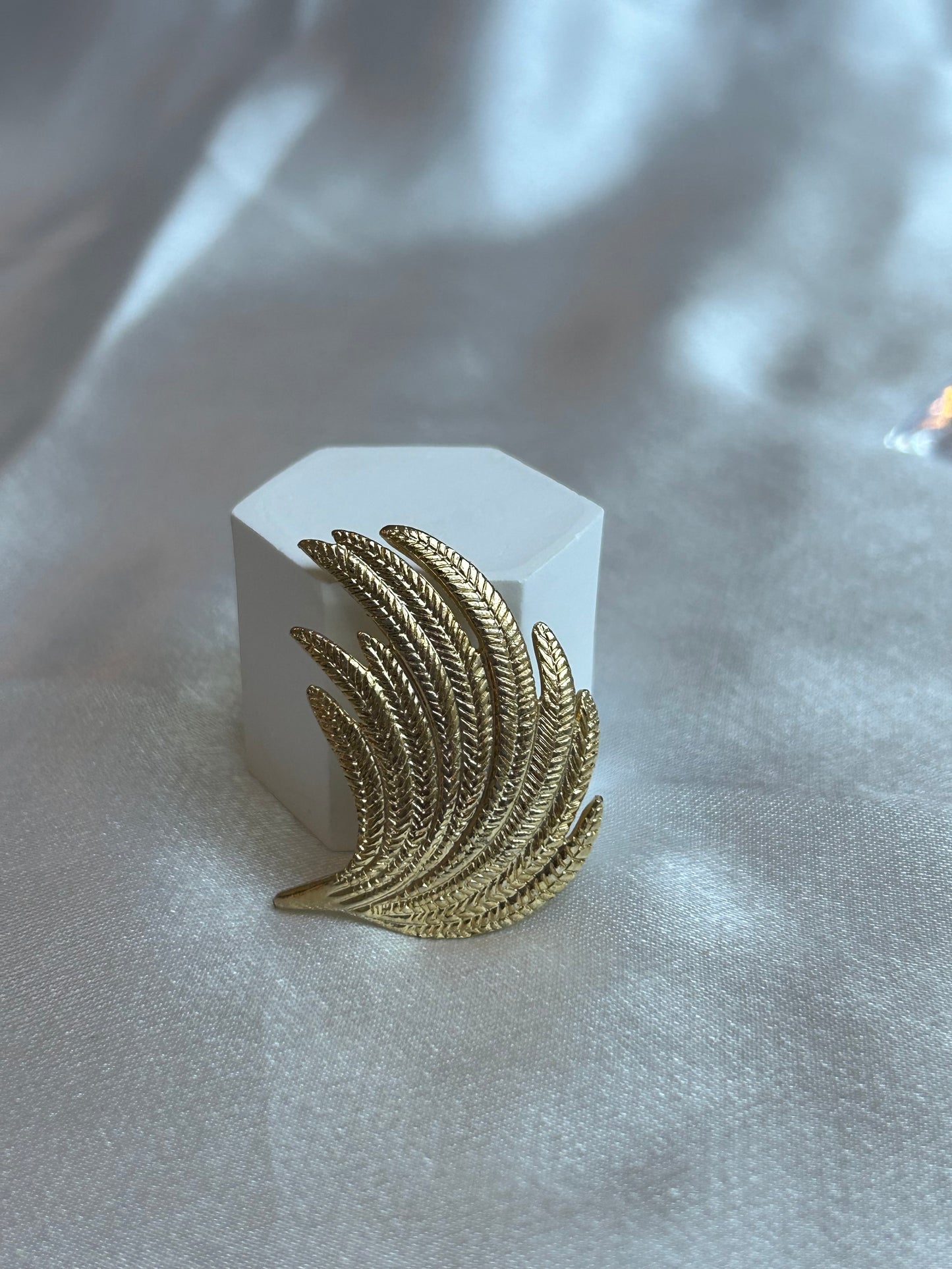 Broche vintage modèle feuille doré signée D