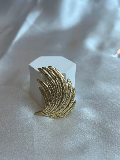 Broche vintage modèle feuille doré signée D