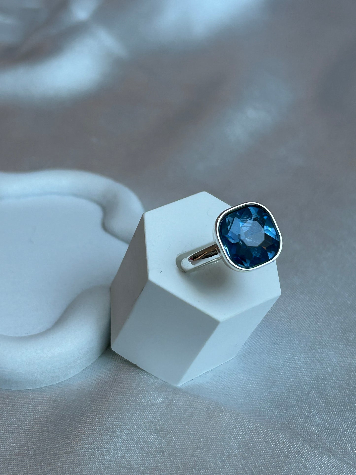 Bague de seconde main argenté et strass bleu taille 56