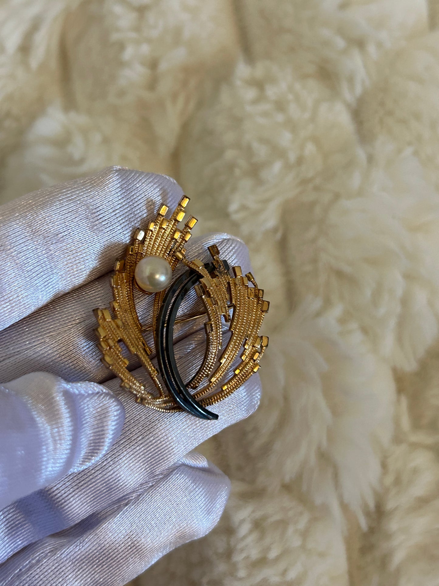 Jolie broche en plaqué or bicolore et perle modèle feuille doré