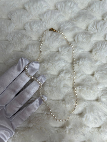 Splendide collier vintage à perle et fermoir doré fantaisie