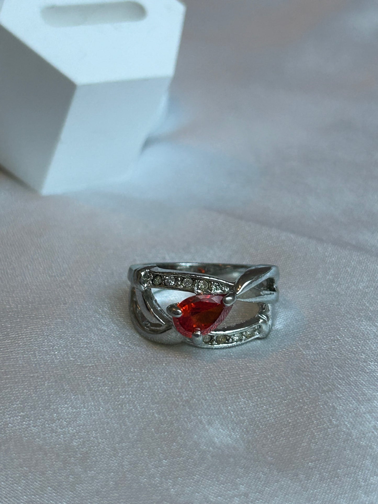 Bague vintage taille 58 argenté et strass rouge