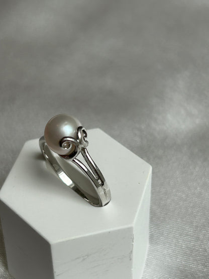 Bague en argent ornée d’une perle de culture taille 58
